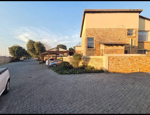 2 BEDROOM DUPLEX FOR SALE IN HEUWELSIG ESTATE